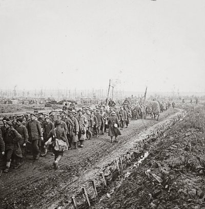 Tausende deutsche Soldaten wurden in der endgültigen Niederlage der deutschen Armeen an der Sambre 1918 gefangen genommen von English Photographer